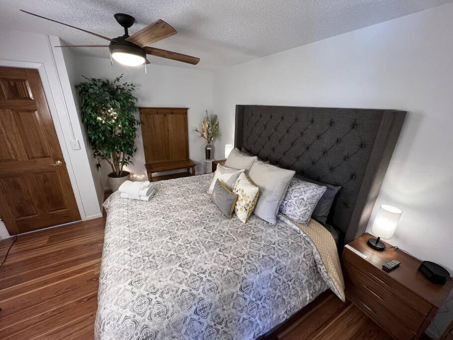 Ένα ή περισσότερα κρεβάτια σε δωμάτιο στο Spacious, Cal King Bed, Sleeps 6, Full Kitchen