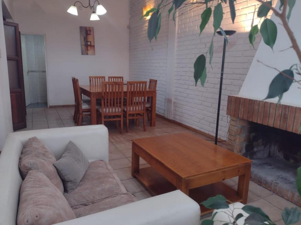 sala de estar con sofá y chimenea en Casa en Mendoza en Godoy Cruz