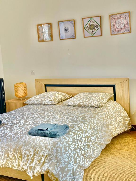 ein Schlafzimmer mit einem Bett und einem blauen Handtuch darauf in der Unterkunft maison entièrement rénovée centre de Luché pringé in Luché-Pringé