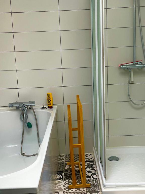 Ein Badezimmer in der Unterkunft maison entièrement rénovée centre de Luché pringé