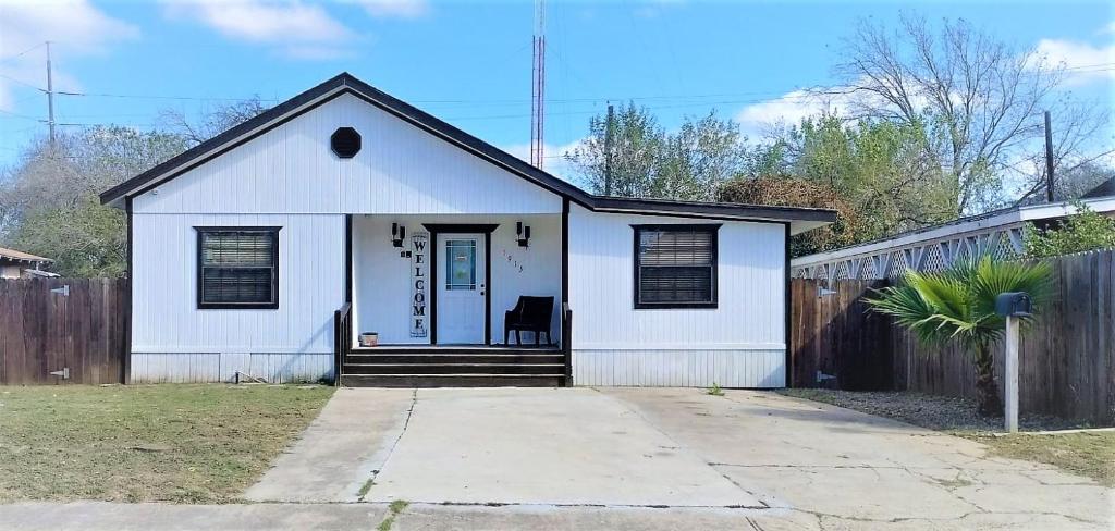 ein weißes Haus mit schwarzem Dach in der Unterkunft Alojamiento Los Andes in Brownsville