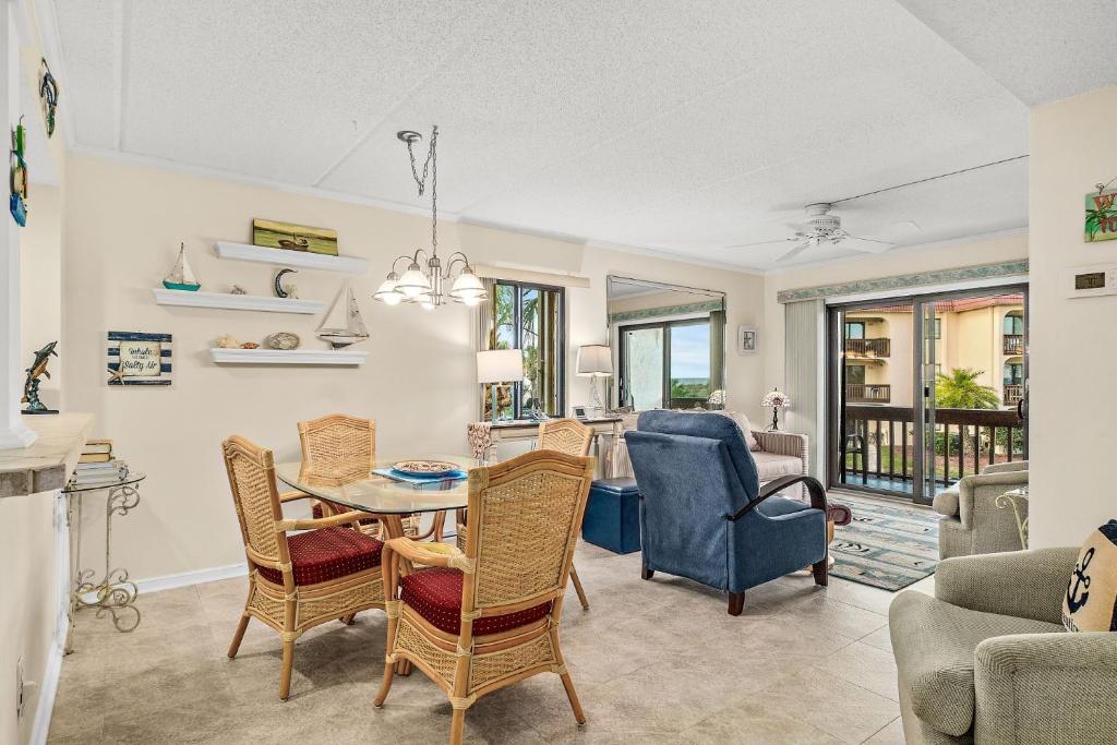 ein Esszimmer und ein Wohnzimmer mit einem Tisch und Stühlen in der Unterkunft Unit 5211 - Ocean Racquet Resort in Saint Augustine Beach