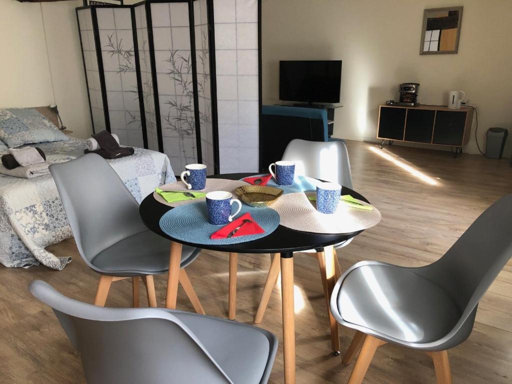 une table et des chaises dans un salon dans l'établissement La Pignotte, à Avignon