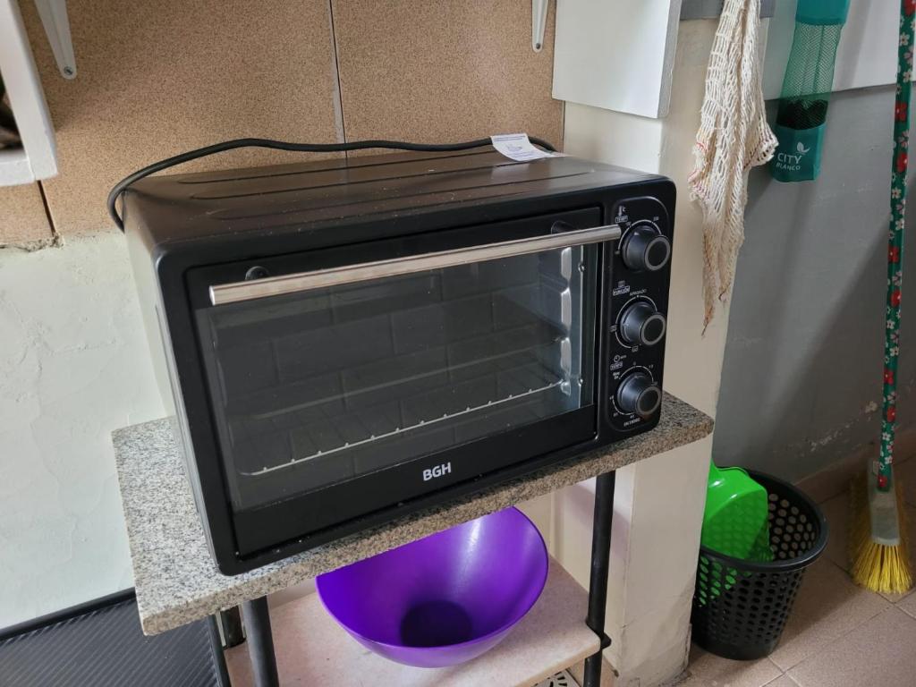 un microondas sentado en una encimera en una cocina en Mi casa, en Salta