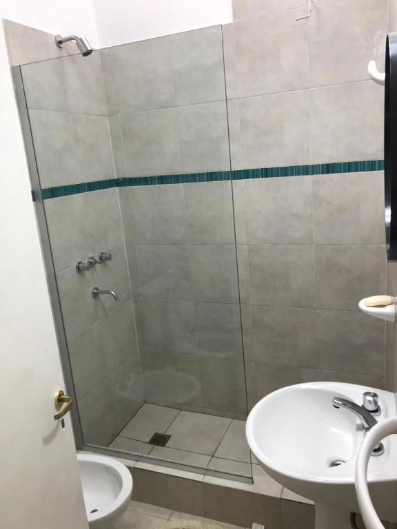 y baño con ducha, lavabo y aseo. en Junin dptos 1 en San Fernando del Valle de Catamarca