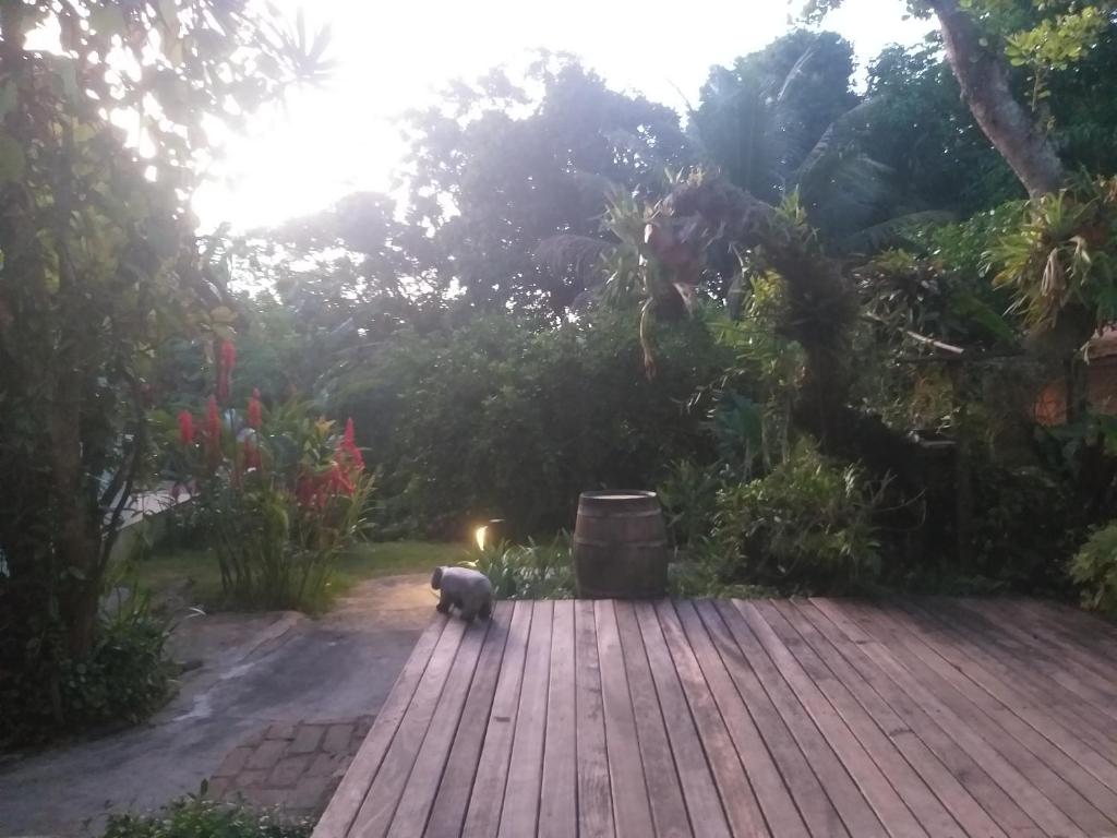 カライーバにあるCasa Mangabaの木のデッキに立っている小さな犬
