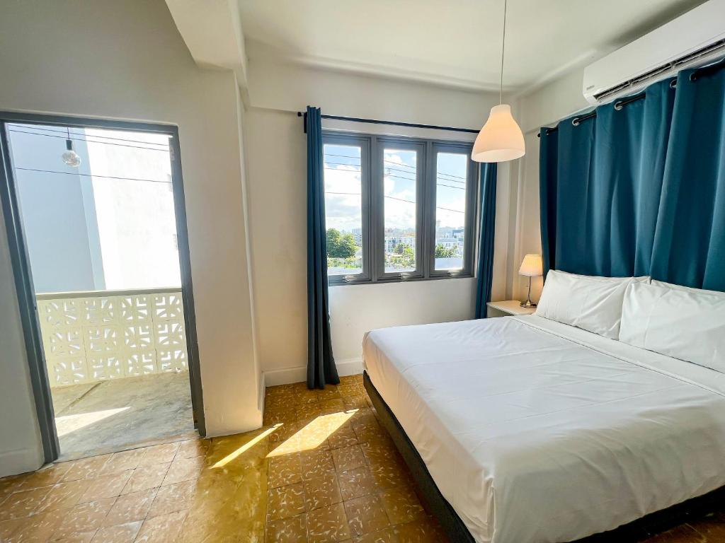 Postel nebo postele na pokoji v ubytování Urbana Hotel