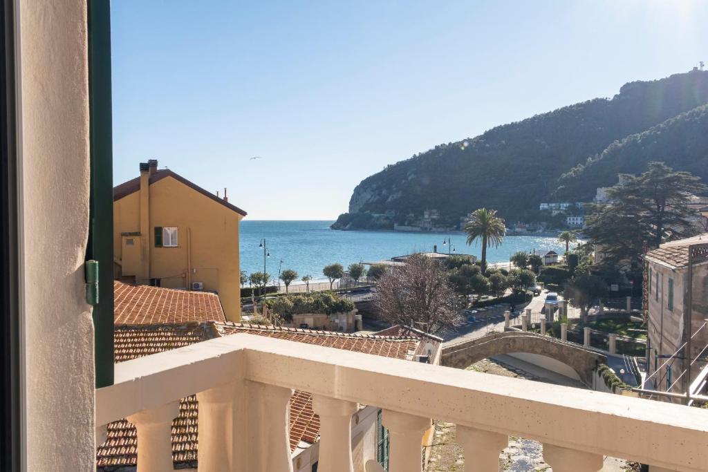 een balkon met uitzicht op de oceaan bij Noliday Riviera Sea View Luxury Apartment in Noli