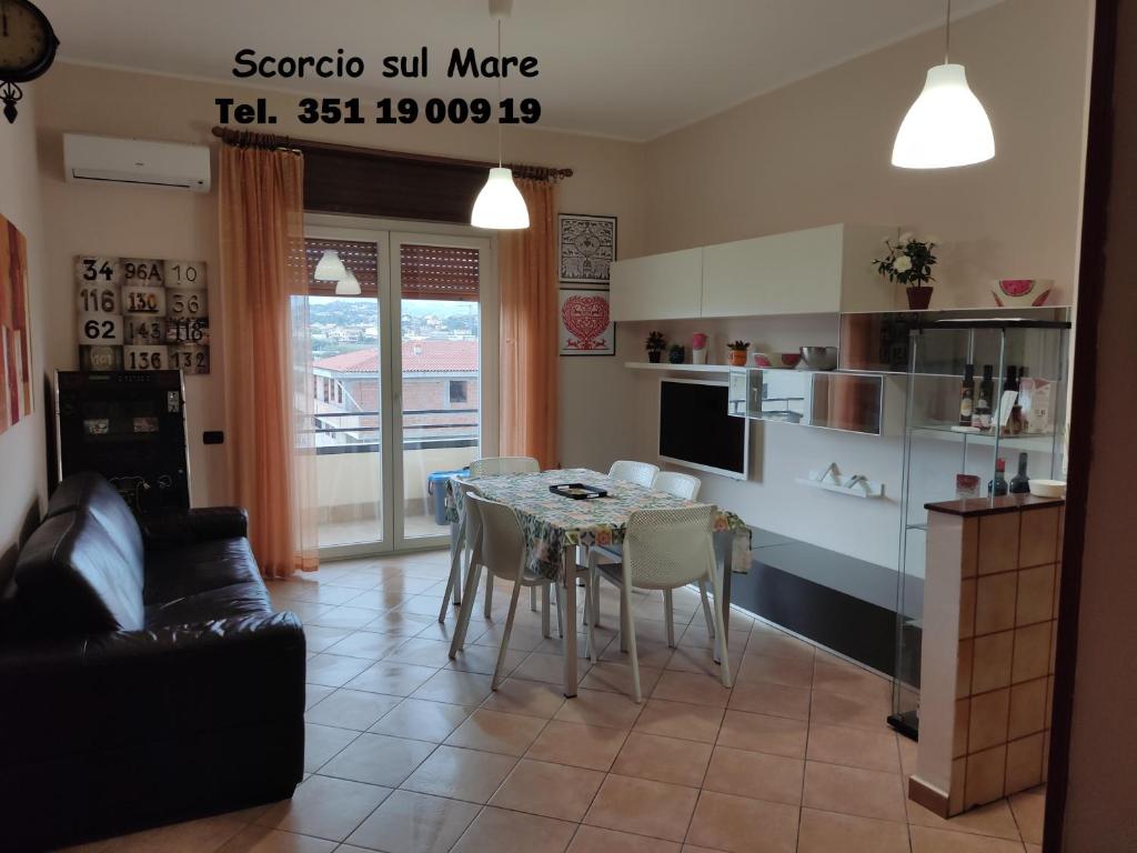 A kitchen or kitchenette at Scorcio sul Mare