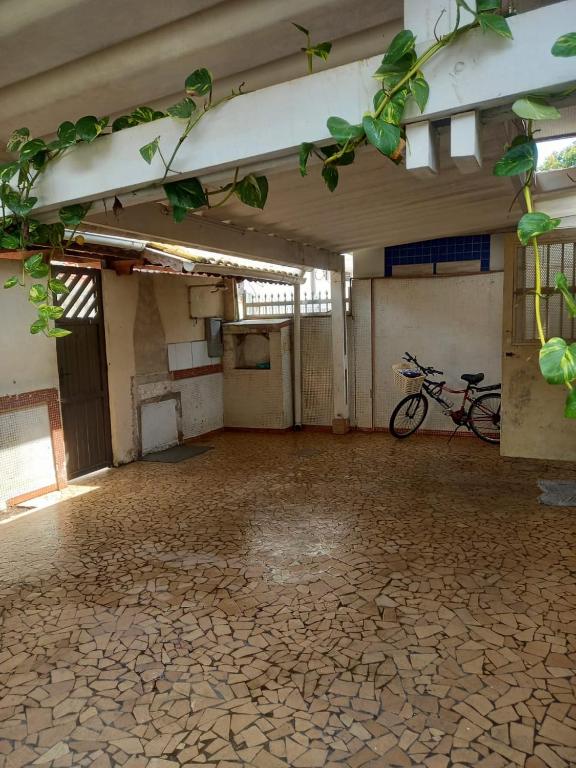 ein leeres Zimmer mit einem Fahrrad darin geparkt in der Unterkunft Casa Praia Grande Mirim in Praia Grande
