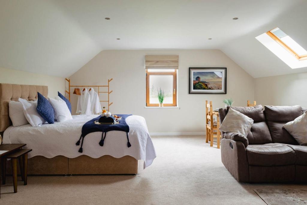 sypialnia z łóżkiem i kanapą w obiekcie The Cosy Inn - Luxury Private Hot-Tub w mieście Dungiven
