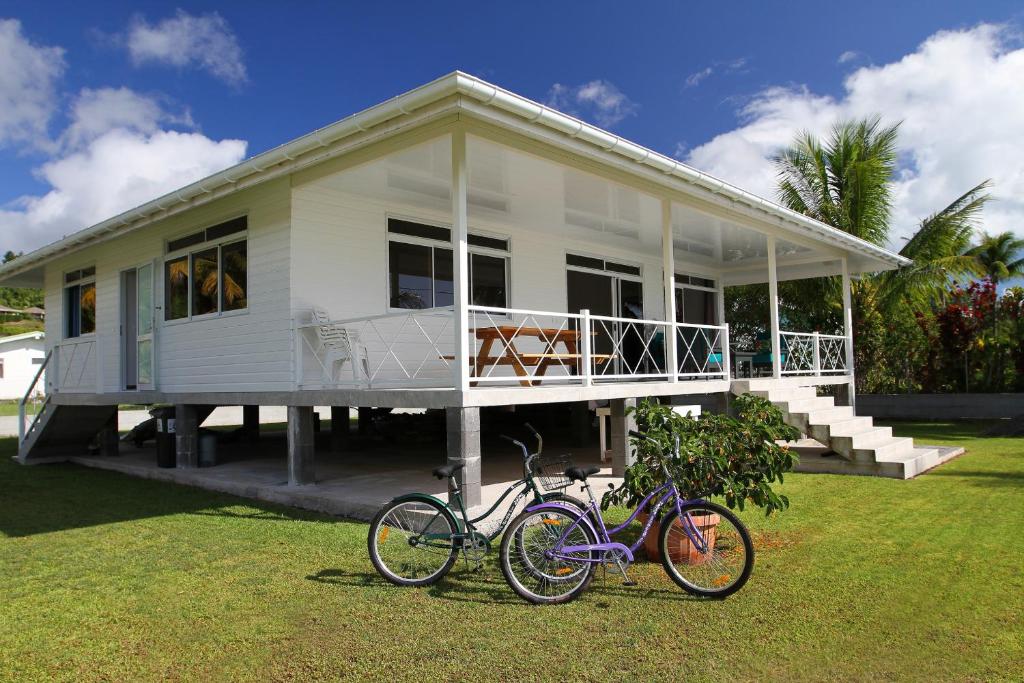 dos bicicletas estacionadas frente a una casa en RAIATEA - Fare Te Hanatua, en Tevaitoa