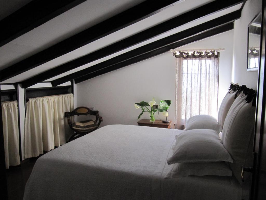 a bedroom with a white bed and a window at Villa Pietrafiore in Monterosso al Mare