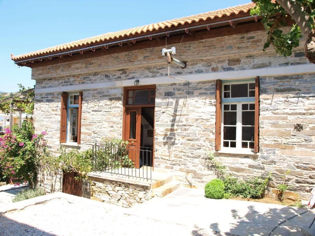 una piccola casa in pietra con porta in legno di Villa Appetite a Marmari