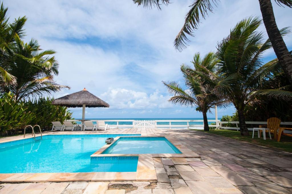 una piscina con vistas al océano en La Feliz - Casa de Praia, en Porto de Galinhas