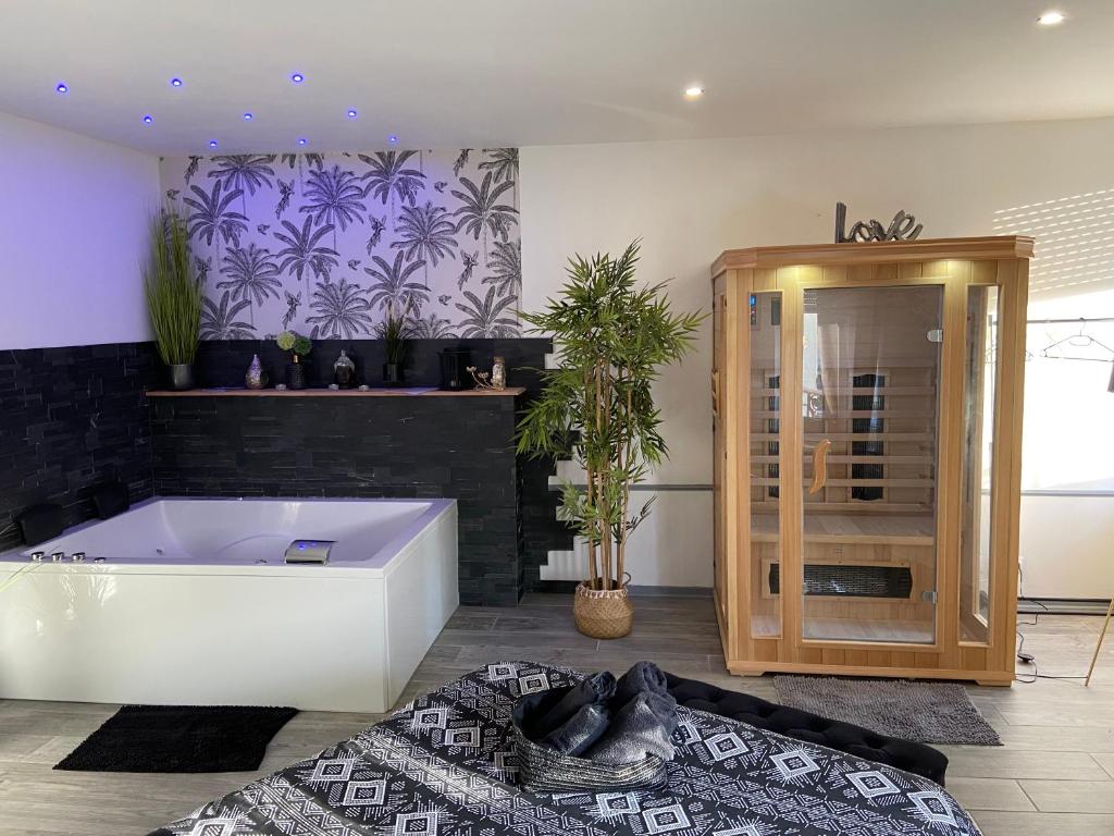 uma casa de banho com banheira num quarto em Lovely Apartment SPA & Sauna em Bourges