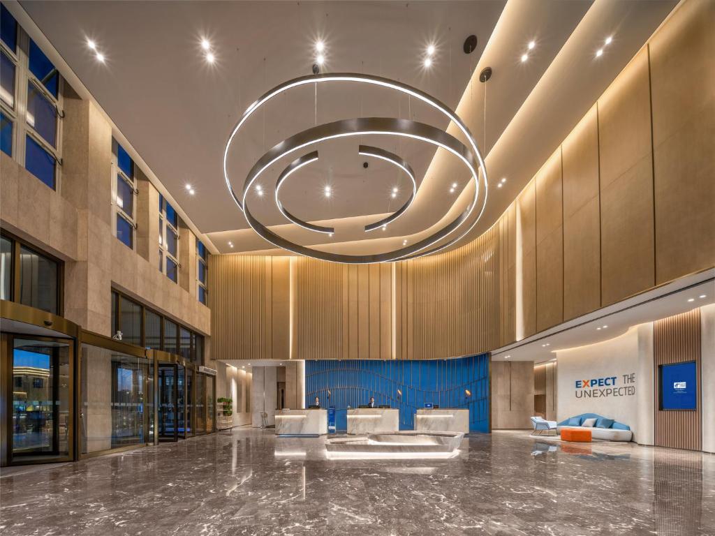 - un hall avec un grand lustre dans un bâtiment dans l'établissement Holiday Inn Express Liaoyuan Economic Dev Zone, an IHG Hotel, à Liaoyuan