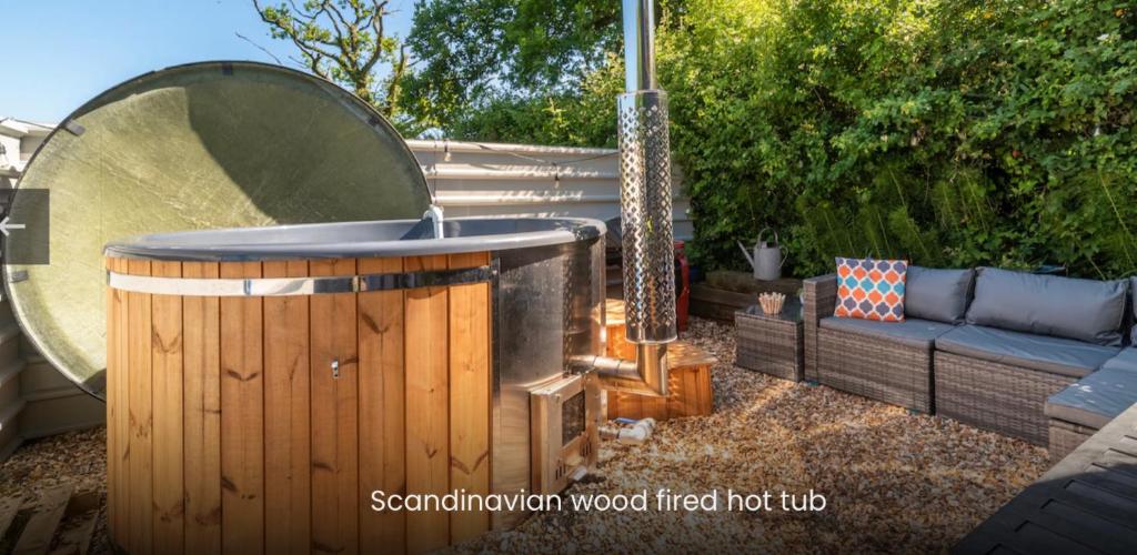 Zahrada ubytování Shepherds Hut with Scandinavian Hot Tub and hydromassager