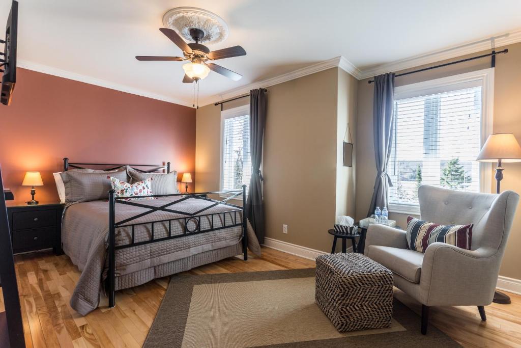 Una cama o camas en una habitación de Les Dames du Lac
