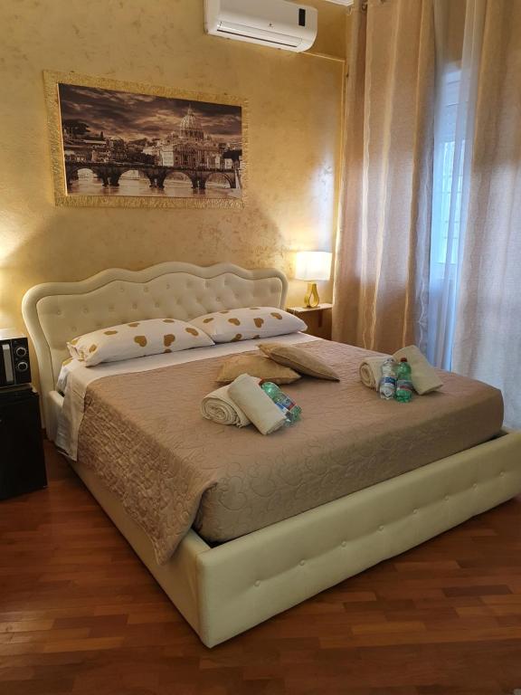 Un dormitorio con una cama blanca con dos animales de peluche. en San Pietro Chic en Roma