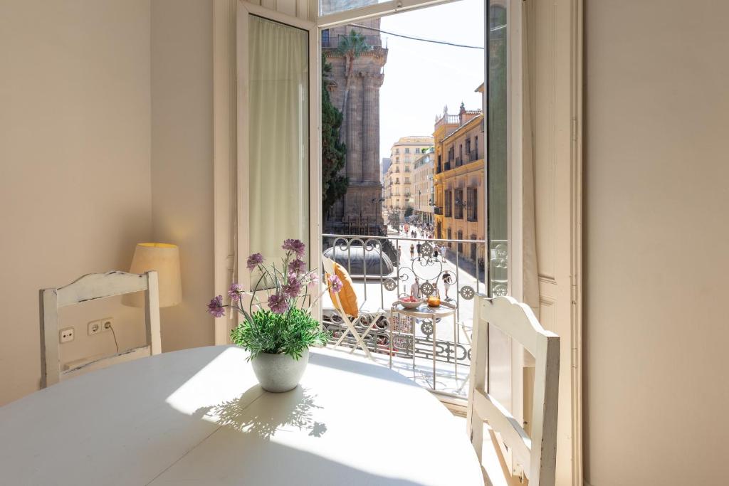 Balkón alebo terasa v ubytovaní Luminoso apartamento de dos habitaciones con vistas a las Catedral