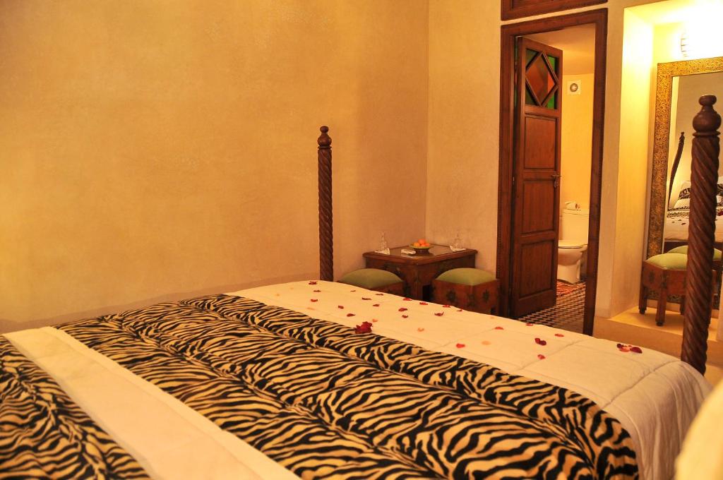 Una cama o camas en una habitación de Riad Lila