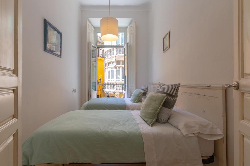 Posteľ alebo postele v izbe v ubytovaní Luminoso apartamento de dos habitaciones con vistas a las Catedral