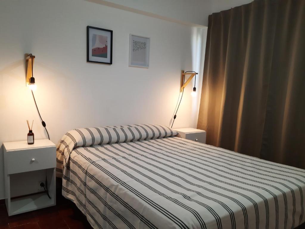 1 dormitorio con 1 cama con 2 lámparas en Departamento Estudio Alem y San Martin en Mendoza
