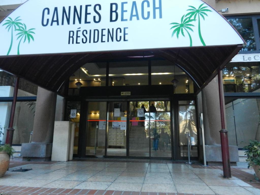 a building with a sign that reads games beach residence at appartement les pieds dans l'eau in Cannes