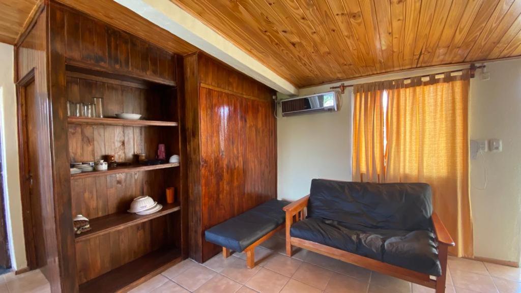 聖拉斐爾的住宿－Departamentos Gattelli，客厅配有沙发和椅子
