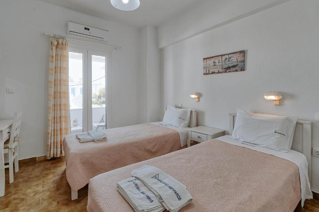 Postel nebo postele na pokoji v ubytování Akrogiali rooms