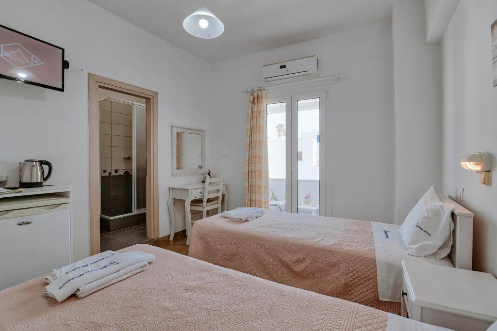 Postel nebo postele na pokoji v ubytování Akrogiali rooms