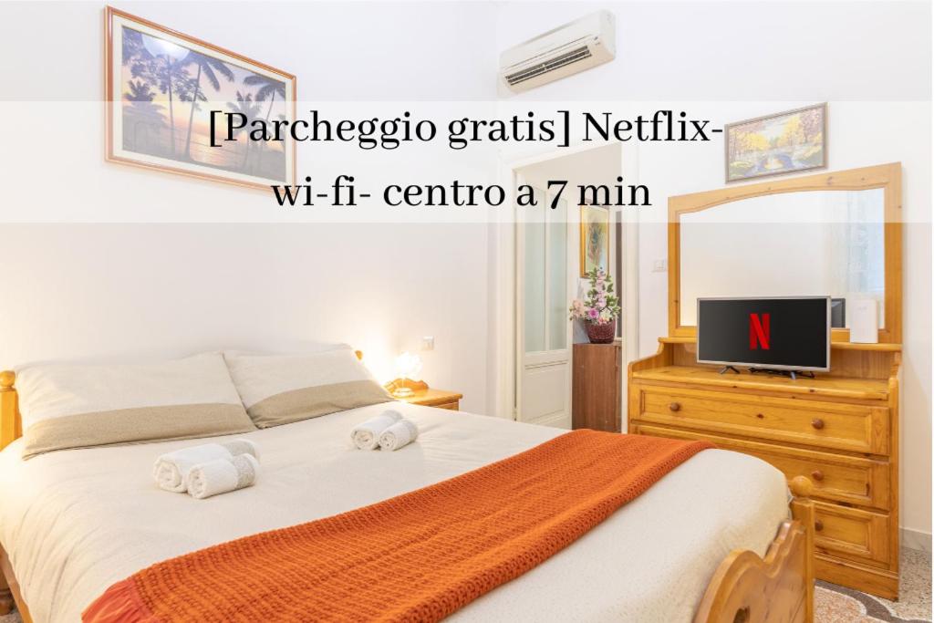 ein Schlafzimmer mit einem Bett mit Handtüchern darauf in der Unterkunft Appartamento con AC-wi-fi- centro a 7 min in Savona