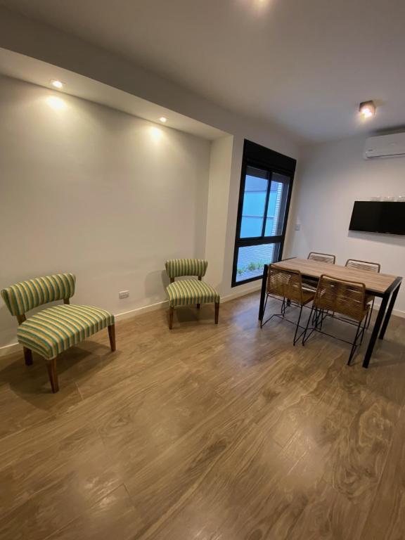 um quarto com uma mesa e duas cadeiras em Departamento para 2 personas em Rosário