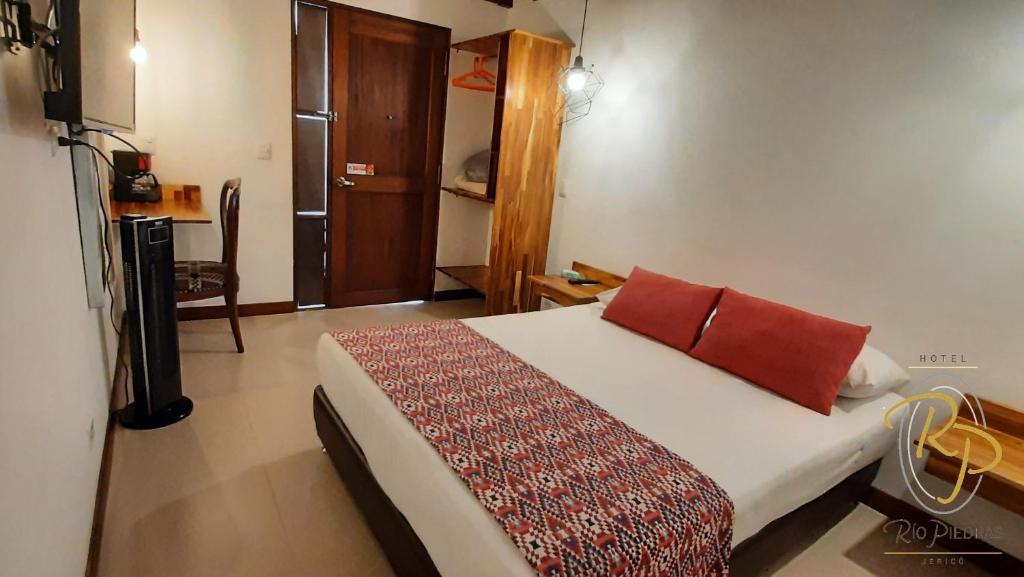 Postel nebo postele na pokoji v ubytování Hotel Rio Piedras