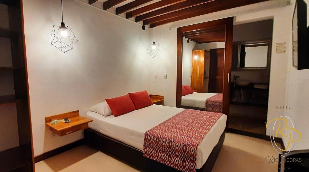 Postel nebo postele na pokoji v ubytování Hotel Rio Piedras