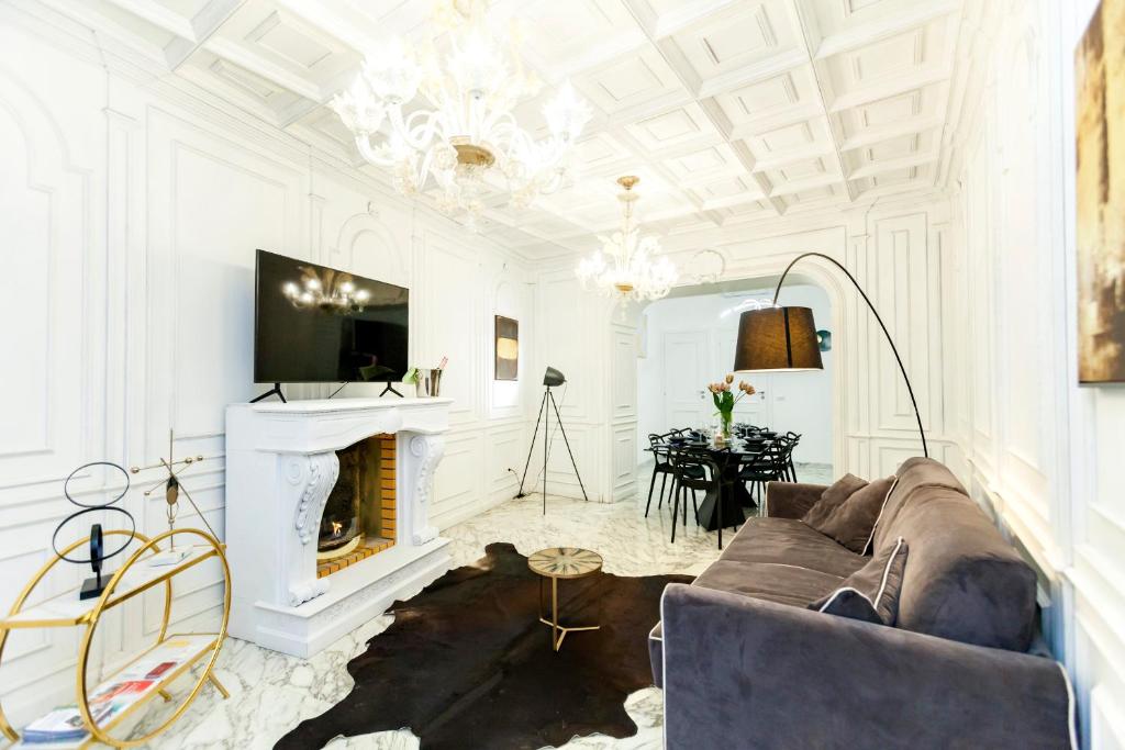 A television and/or entertainment centre at Navona Artist 10 APT