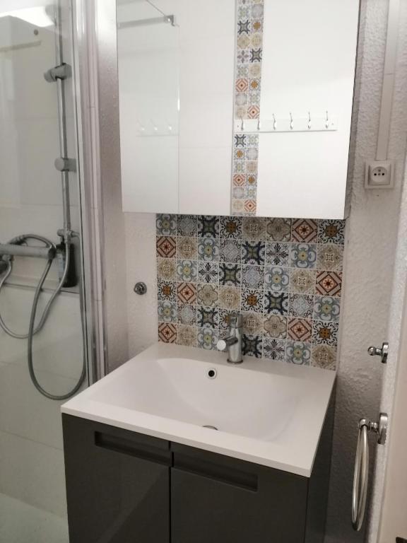 Kúpeľňa v ubytovaní Charmant T2 avec grande terrasse et confort 3 étoiles