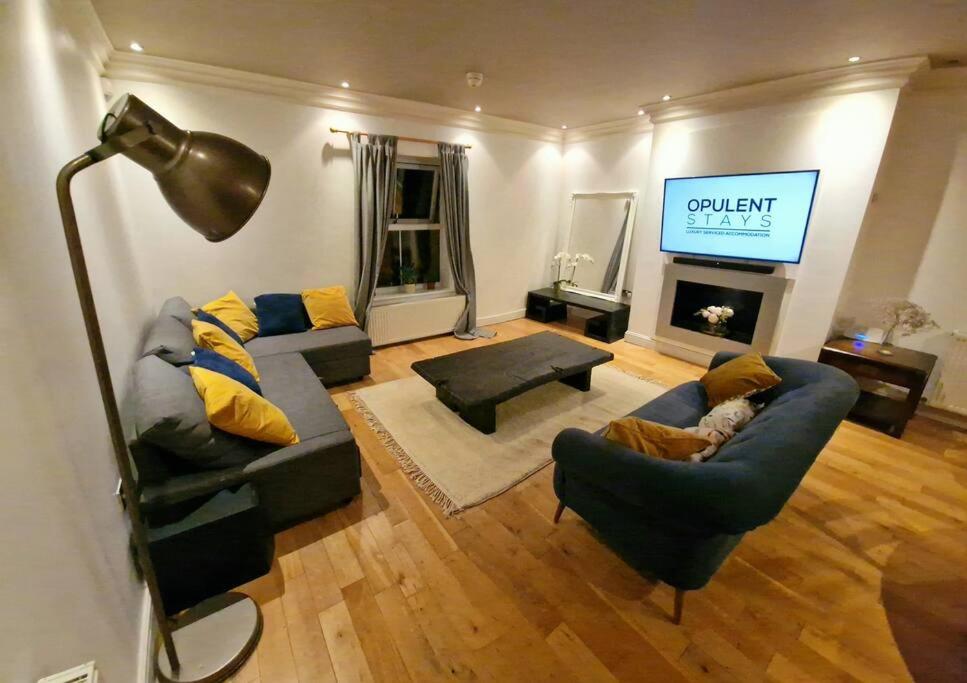 sala de estar con 2 sofás y TV en Stunning Luxury 2 Bed Penthouse Apartment en Derby
