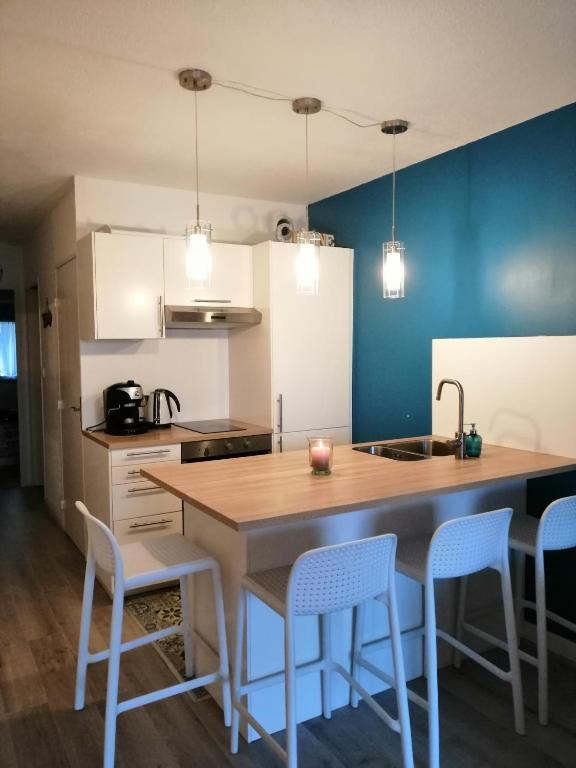 Kuchyňa alebo kuchynka v ubytovaní Charmant T2 avec grande terrasse et confort 3 étoiles