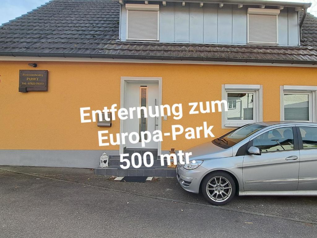 a car parked in a parking lot in front of a building at Ferienwohnung PUNKT, 5 Gehminuten vom Europa-Park in Rust