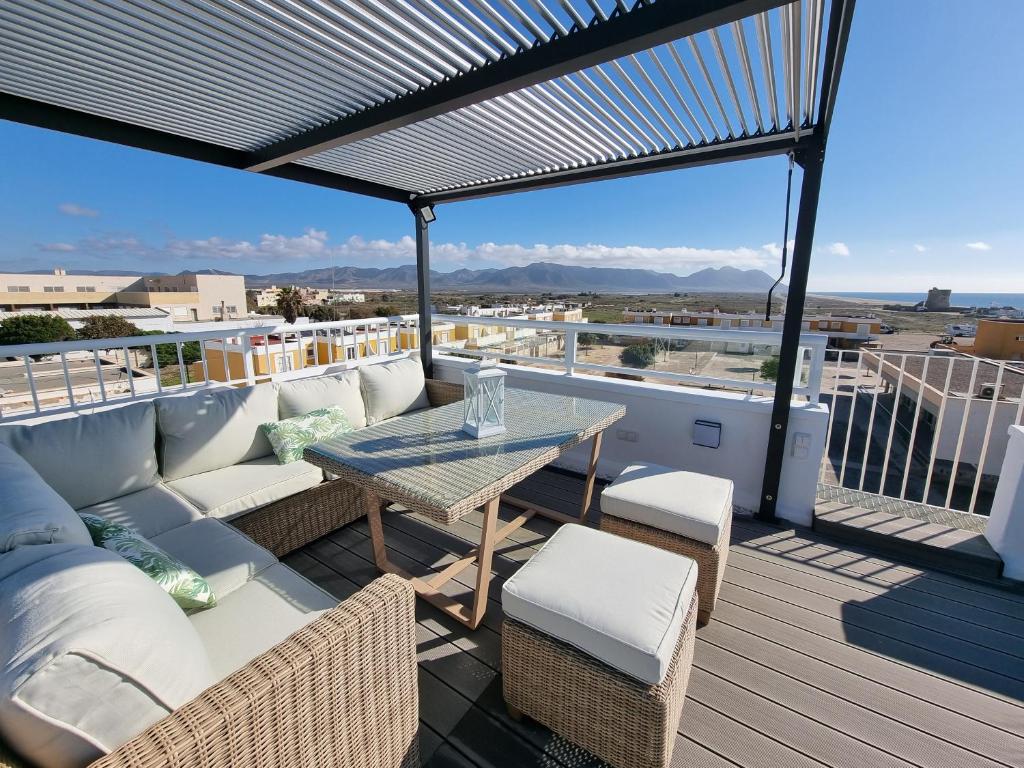 Balkón nebo terasa v ubytování Ático Los Flamingos. Exclusive terrace with views