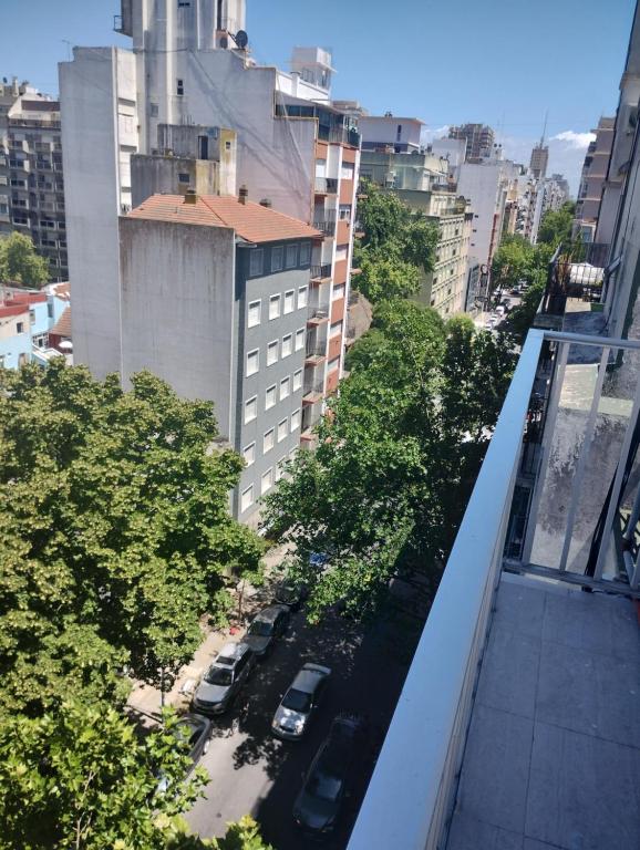 una vista aérea de una calle de la ciudad con edificios en Alsina 2300 Depto 2 ambientes con terraza propia en Mar del Plata