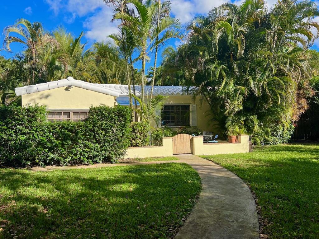 Charming and unique home with Tropical & hidden yard! - Housity