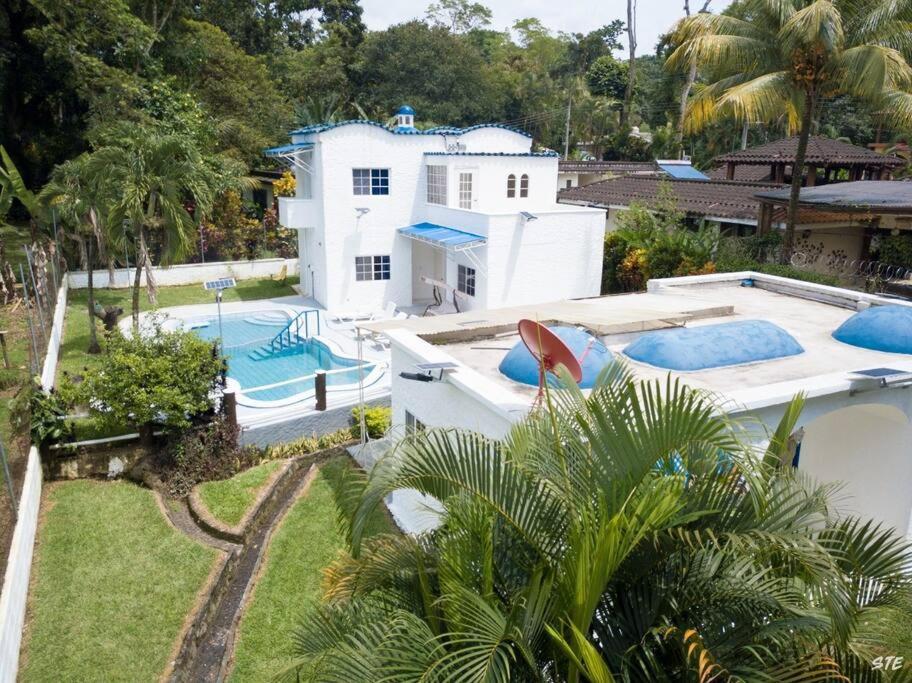 an aerial view of a house with two swimming pools at Casa con PISCINA PRIVADA a 4 min del IRTRA REU in Ajaxá