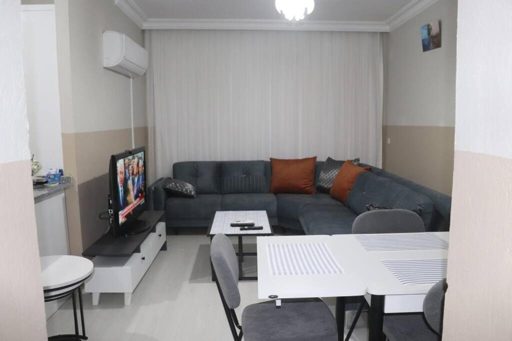 ein Wohnzimmer mit einem Sofa und einem Tisch in der Unterkunft ManavgatApartment in Manavgat