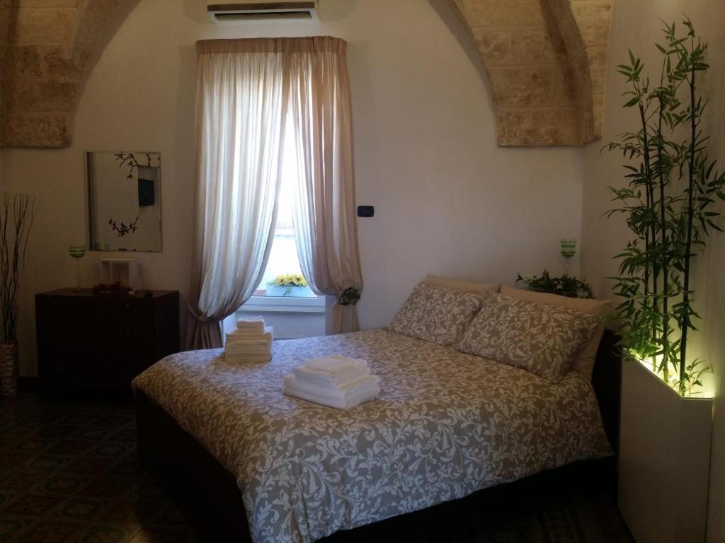 een slaapkamer met een bed en een raam bij B&B del Corso in Crispiano