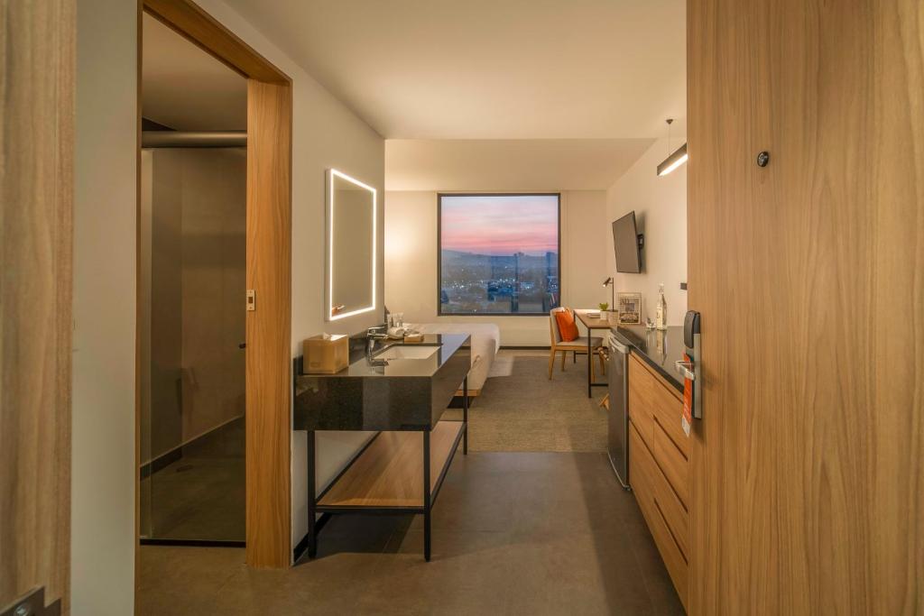 TV a/nebo společenská místnost v ubytování Stadía Suites Querétaro Centro Histórico