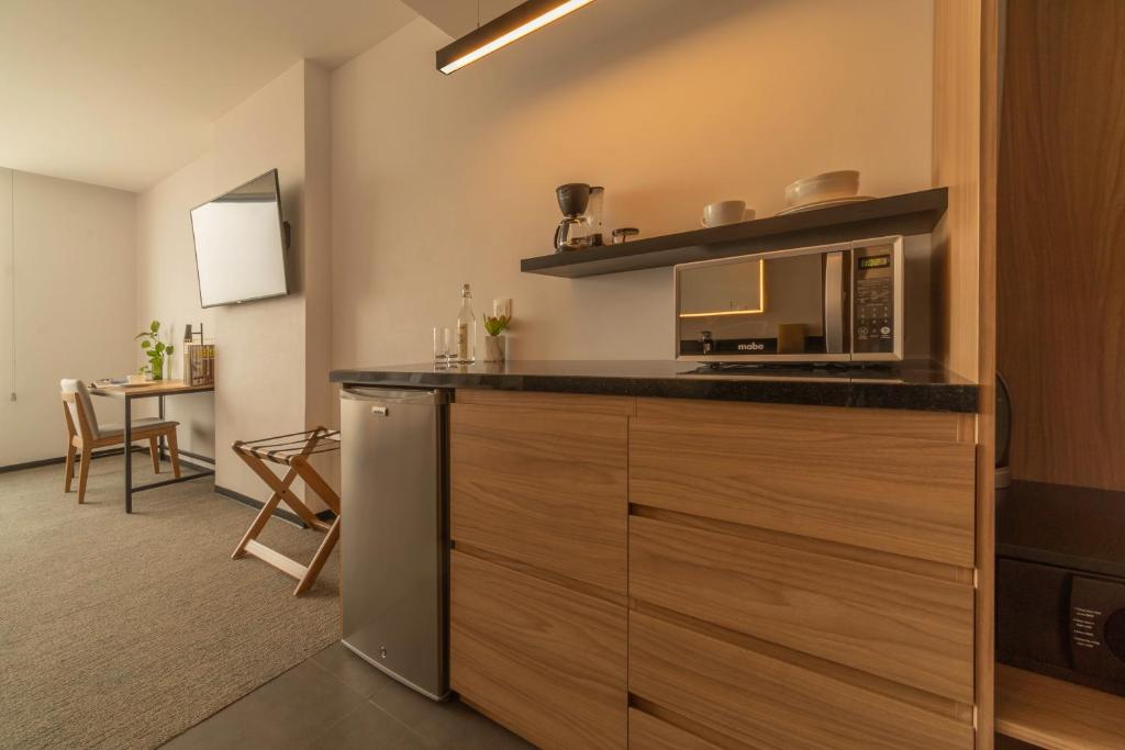 Kuchyň nebo kuchyňský kout v ubytování Stadía Suites Querétaro Centro Histórico