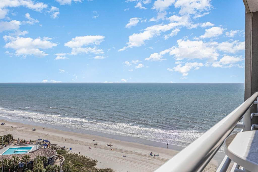 uma vista para a praia a partir da varanda de um condomínio em 1508 North Hampton Kingston Plantation condo em Myrtle Beach